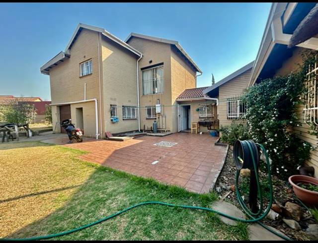 5 BEDROOM HOUSE FOR SALE IN FLORA GARDENS